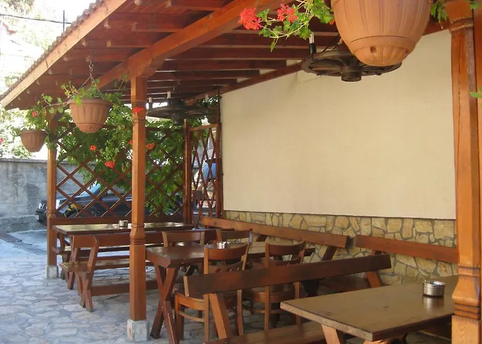 Family Veronika דבין